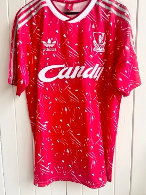 Glenn Hysén - Liverpool hemma - 1989/1990 - Säljer en klassisk fotbollströja, Glenn Hyséns  röd Liverpool-bortamatchtröja från 1989/1990. Tröjan är en reprint i nyskick.      Storlek: XL (har även large)  Tröjan säljs billigare pga att ränderna på ärmarna är grå (ska egentligen vara vita).  #ifkgoteborg