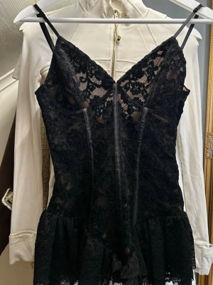 Zara topp - Oanvänd spets topp från Zara.