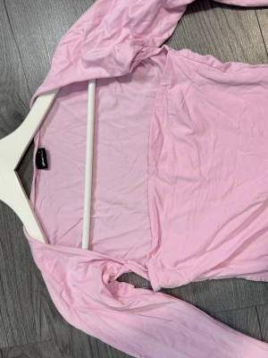 Rosa snygg topp  - Rosa snygg långärmad topp ifrån Gina, sitter jätte snyggt på och är otroligt fin. 