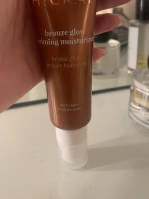 Hickap Bronze Glow Priming Moisturizer - Helt oanvänd!! Bronser, glow, primer och kräm i ett! Nypris 299kr