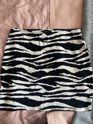 Zebramönster, glamour, kort kjol från H&M - Kjolen är Zebramönstrad och ger mig en 2000s vibb. Kjolen är kort och i ett stretchigt material.