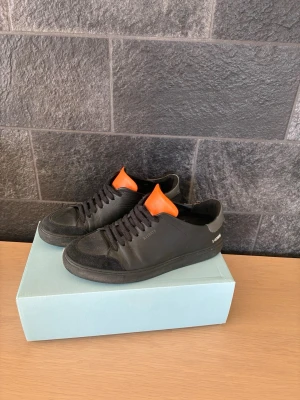 Axel arigato skor, storlek 41,5 - Axel artigato skor, i storlek 41,5. Riktigt bra skick då de knappt är använda. De ända som behövs är lite tvätt så ser skorna nya ut.