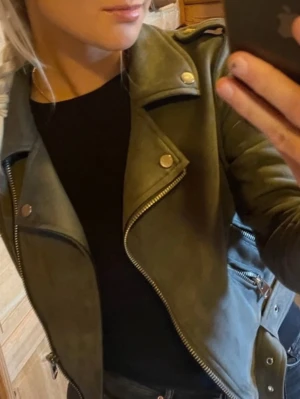 Mockajacka Zara  - Storlek xs, använd men mycket fint skick! Färgen är typ skogsgrön 