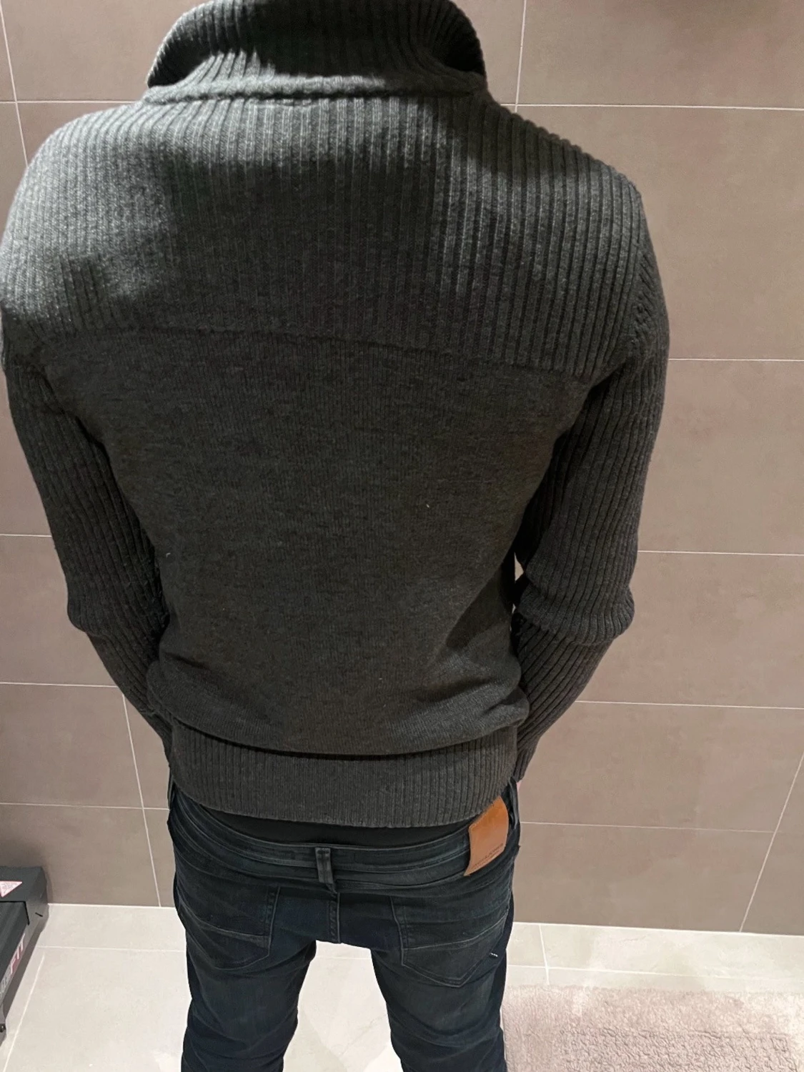 Mörkgrå kofta med knappar - 1