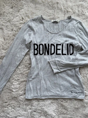 Ljusgrå långärmad topp Bondelid - Ljusgrå långärmad stickad topp från Bondelid med rund halsringning. Mjukt tyg och skön passform ⭐️