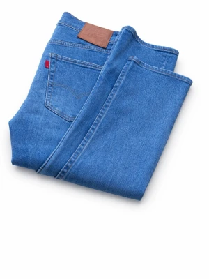 Blå raka jeans från Levi's - Klassiska blå jeans från Levi's med rak passform och fem fickor. Jeansen har en ljusblå tvätt, röd Levi's-tag på bakfickan och patch i läderimitation vid linningen. Tillverkade i slitstark denim, perfekta för en avslappnad look.