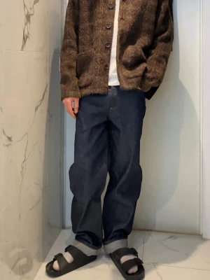 Brun mohairkofta Our Legacy - Säljer en brun, fluffig kofta från Our Legacy i mohairblandning. Koftan har knäppning framtill, två stora fickor och en avslappnad passform. Perfekt för lager-på-lager och ger en chill vibe till din outfit.