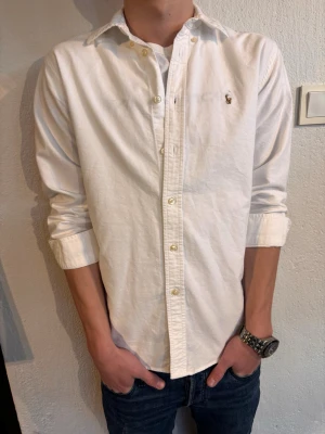 Vit skjorta från Ralph Lauren - Tjena säljer en vit skjorta från Ralph lauren. Den är använd men inga defekter. Storlek 14 som motsvarar typ xxs och passar nån runt 160-170. Hör av er vid minsta funderingar😊✌️