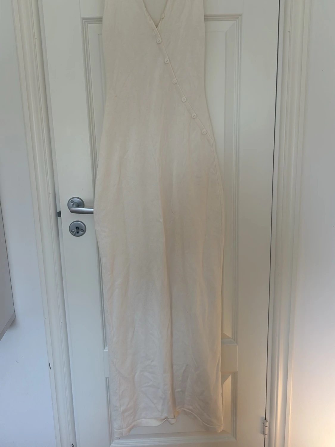 Lång omlottklänning i ljus beige