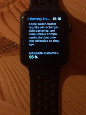 Apple Watch med svart sportarmband - Apple Watch med svart perforerat sportarmband i syntetmaterial. Klockan har en rektangulär form och digital skärm. Perfekt för att hålla koll på träning, notiser och hälsa. Laddare medföljer. Stilren och modern design som passar till det mesta.