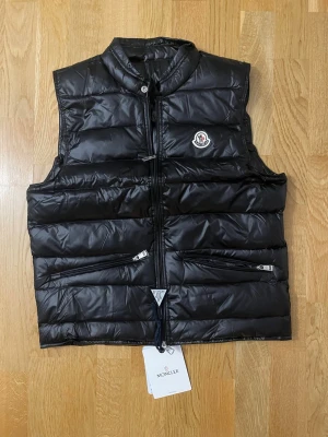 Moncler väst - Vi kör ett special erbjudande, först till kvarn får den för detta REA pris, storlek 1, helt ny med lappar, svart, 1-3 dagars leveranstid