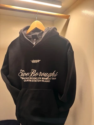 HOODIE SVART - En svart hoodie från H&M i Storlek S! Lätt hoodie som funkar till allt 