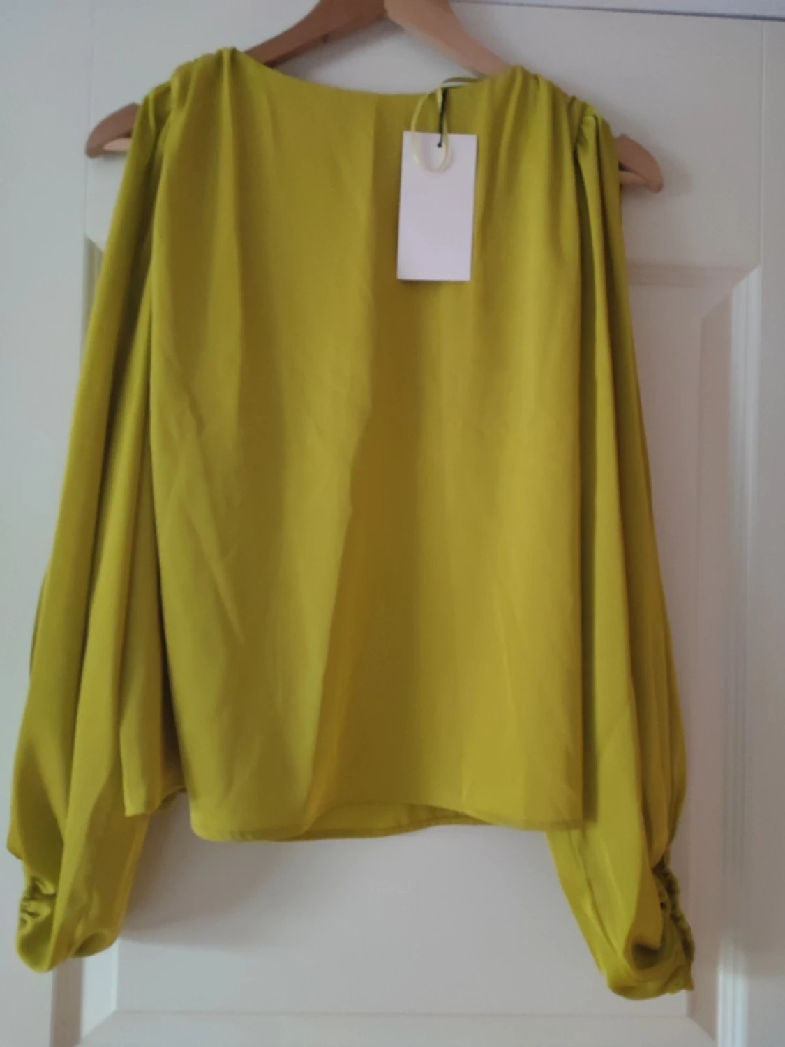Gul blus med puffärmar