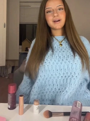 Ljusblå stickad tröja med hålmönster - En ljusblå stickad tröja med snyggt hålmönster och rund hals. Tröjan har en avslappnad passform och långa ärmar, perfekt för att hålla sig varm och se trendig ut. Materialet ser ut att vara mjukt och bekvämt.