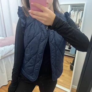 VOLANGVÄST - Köp denna snygga volangväst som är använd endast en gång:)🍂Perfekt till hösten, så mysig trendig och snygg!!!