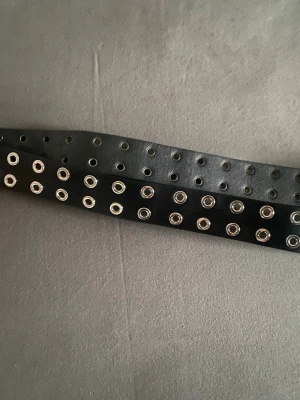 tjockt bälte med detalj - fin svart bälte med metall detaljer perfekt för folk som gillar alternative. den är 95cm lång