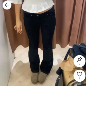 Svarta bootcut jeans från Gina Tricot - Svarta bootcut jeans med lågmidja från Gina Tricot. Bilderna tagna från andra användare, men exakt samma byxa!🤍