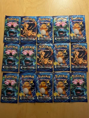 Pokémon Evolutions boosterpacks - Säljer 15 oöppnade Pokémon Evolutions boosterpaket med olika motiv, bland annat Venusaur, Charizard och Raichu. Varje paket innehåller 10 samlarkort. Perfekt för dig som vill bygga din samling eller jaga nostalgiska kort! OBS (ej äkta).