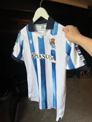 Real Sociedad fotbollströja - Säljer min Real Soicedad Hemmatröja från 2024🤩Storlek XS/S. Knappt använd, NYSKICK🙌