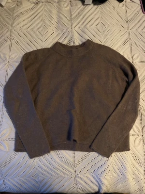 Brun stickad tröja från Zara - Mysig brun stickad tröja från Zara med rund halsringning och långa ärmar. Tröjan har en enkel, rak passform och är tillverkad i ett mjukt material som passar perfekt för kyligare dagar. På tröjan står det strl M men skulle säga att det är en s eller xs dp den har krympt u tvätten