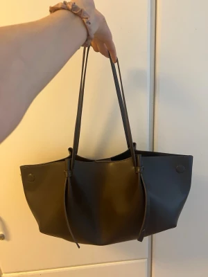 Snygg mörkbrun väska i ny skick  - Snygg väska i ny skick , mörk brun färg .
