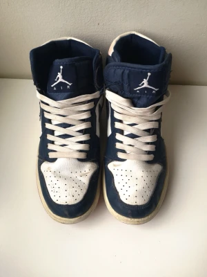 Nike Air Jordan sneakers skor strl.40  - skorna är i använt skick. innermått med mätsticka 25.5 cm
