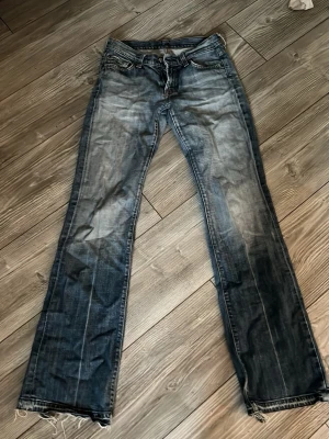 Blå bootcut jeans med slitningar - Vintage jeans 🥰motsvarar xs i storlek passar mig i längden som är 167