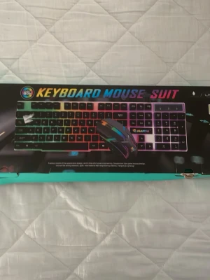 RGB gaming tangentbord och mus - Säljer ett Yellendar RGB gaming tangentbord och mus i svart med färgglad bakgrundsbelysning. Perfekt för gaming med snygg design och regnbågsfärger. Tangentbordet har fullstora tangenter och musen har flera knappar för extra funktioner.         OPS!: kommer radera detta annons 10 juli eftersom att jag ska på semester”!