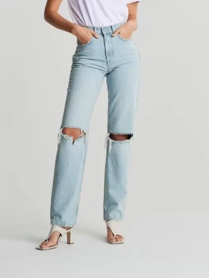 Ljusblå ripped straight leg jeans Gina tricot - Säljer ett par ljusblå jeans med raka ben och slitna hål vid knäna. Jeansen har hög midja och klassisk femficksdesign. Perfekta för en avslappnad och trendig look. Tillverkade i denim med en cool vintagekänsla. Från Gina tricot.