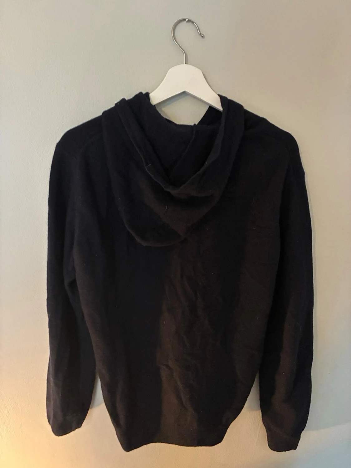 Svart hoodie I mjukt material - 1