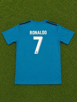Ronaldo nr 7 Real Madrid  - Säljer en blå Real Madrid matchtröja från Adidas med Fly Emirates-tryck på bröstet. Tröjan har digitalt pixelmönster i mörkblått, korta ärmar och rund hals. Adidas-logga och klubbmärke på framsidan. Perfekt för fotbollsträning eller match.