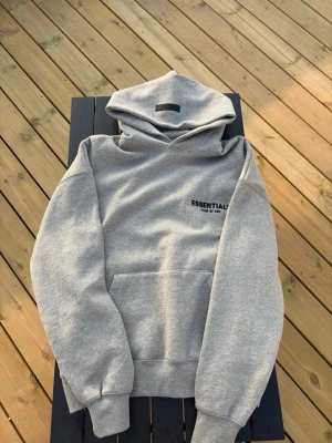 FOG Essentials Hoodie - Storlek: M (passar som M), helt ny aldrig använt, startpris: 500kr