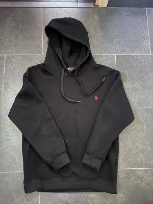 Polo Ralph Lauren hoodie - Svart hoodie från Polo Ralph Lauren. Passar storlek S/M. Nypris ligger runt 1500-2000.