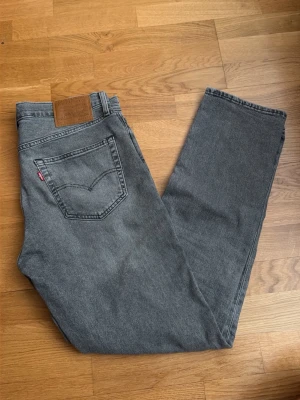 Levi’s jeans  - Säljer ett par grå Levi's 511 jeans i klassisk rak modell. Dem är i sizen 33/32 och är helt nya och perfekta för sommaren. Dem köptes för 1500 och aldrig använts!