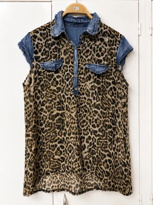 Leopardmönstrad blus med denimdetaljer – S/M - Leopardmönstrad blus med denimdetaljer – S/M  Snygg och trendig leopardmönstrad blus med jeansdetaljer vid krage, axlar och knappslå. Lätt och luftig modell som passar perfekt till både jeans och shorts.  📏 Märkt S, men jag upplever att den passar både S och M tack vare den lediga passformen.  🛍️ Köpt second hand, så jag är osäker på märket