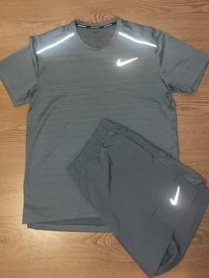 Grått träningsset från Nike - Säljer en ÄKTA grå Nike Miler set kvitto finns om man undrar. Skriv om du undrar något. DET ÄR FAST PRIS 