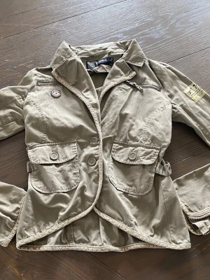 Vintage ONLY vårjacka - Säljer denna sjukt snygga vintage only jacka som jag köpt på Plick men som tyvärr är för liten för mig. Jackan har små knappar och detaljer som får den att kännas unik. Spännena runt armarna är justerbara och kan göras mindre/större.