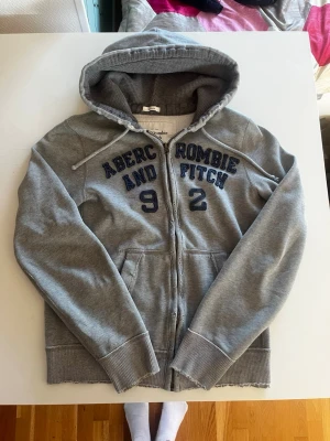 Abercrombie & fitch zip hoodie (sällsynt) - Riktigt snygg och eftertraktad Abercrombie & fitch zip hoodie. fint skick inga fel storlek L kan ta mått vid behov. Endast 398kr ej hugget i sten kom gärna med frågor och prisförslag har även mycket mer liknande i min profil alla storlekar kolla gärna stor rabatt vid köp av flera 😁✌️