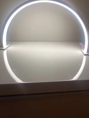 Nagel lampa. MAN FÅR LITE NAGEL SAKER PÅ KÖPET  - Snygg bågeformad nagel lampa! Har bara använt några gånger! MAN FÅR LITE NAGELSAKER PÅ KÖPET!!!!!!💗