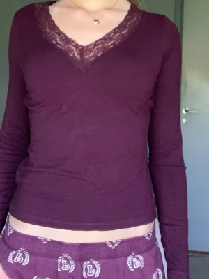 Spetströja - Vinröd spetströja från Gina Tricot i storlek 158/164, passar en vanlig xs/s.