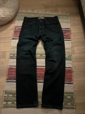 Vintage Levi’s 504 - Mått  Midja: 42cm Längd: 102cm Innerben: 76cm Benöppning: 20cm  Ifall du har några frågor är de bara att skriva, jag är aktiv och skickar iväg snabbt. Priset kan diskuteras