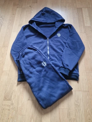 Mörkblå mjukisbyxor med hoodie - Helt nytt suvene tracksuit, perfekt för de kalla, chill dagarna. Fraktar samma dag som köpet, pris kan diskuteras