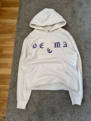Deema hoodie  - Yo säljer denna dream hoodie jag köpte för några år sedan, tyvärr kommer denna aldrig säljas igen. Tröjan är använd väldigt få gånger och är i väldigt bra skick, själva designen ska vara en avklippt nedre hem, så det är inget jag har gjort, det ger hoodien den där croppade looken!