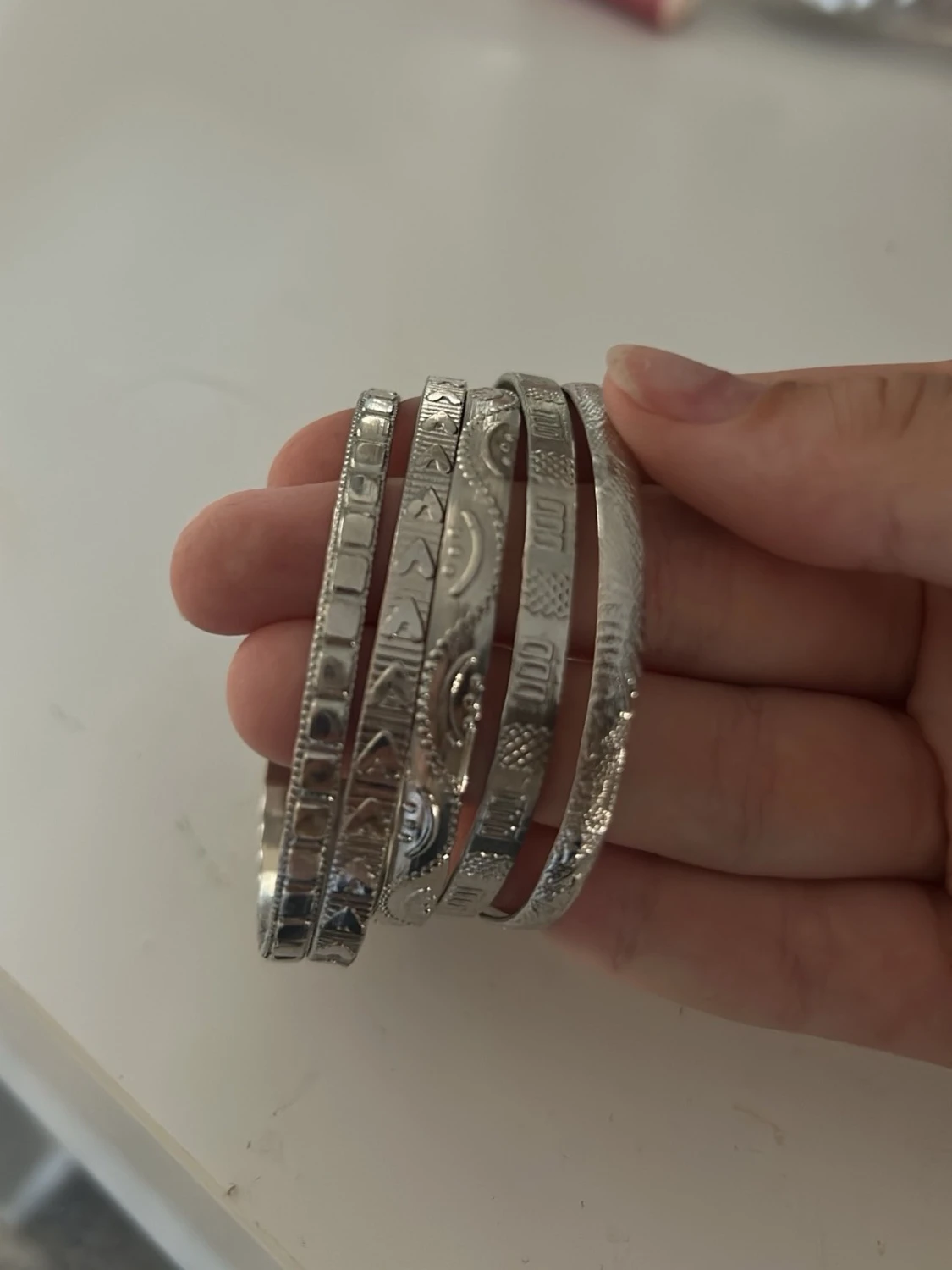 Silverfärgade armband med mönster