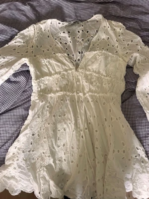 Vit sommarklänning  - Klänning från Zara med broderier. Använd en gång på skolavslutningen🥰