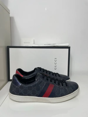 Gucci Ace Skor  - Säljer nu dessa extremt populära Gucci Ace skor där endast skorna medkommer. i uk 10,5 som motsvarar 44,5, skriv för fler bilder/frågor🙌🏼