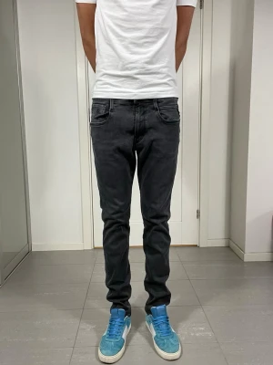 Replay Anbass Hyperflex Jeans  - Säljer nu dessa Replay Anbass Hyperflex Jeans, W34 o L32, mått ca 40,5 o 105 cm. skriv för fler bilder/frågor🙌🏼 