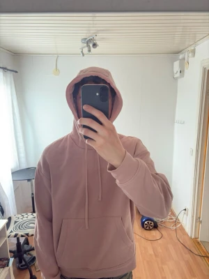 Zara hoodie - En stilren ljusrosa hoodie med huva och dragsnören från Zara
