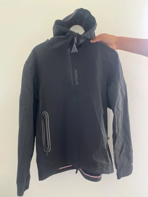 Svart vindjacka från Moncler - Moncler vindjacka. Knappt använd Storlek S