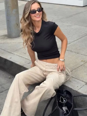 Beige jeans med spännen  - Säljer dessa superfina booty belted jeans från Gina i stl 34. Slutsålda nypris 599, knappt använda! 🙌🏼
